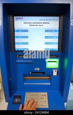 Mise à jour du logiciel sur les ATM montrant des kunas croates et des euros à Zagreb, Croatie, le 29. Juillet 2022. La Croatie adoptera intégralement la monnaie de l'euro sur l'1 janvier 2023. Banque D'Images