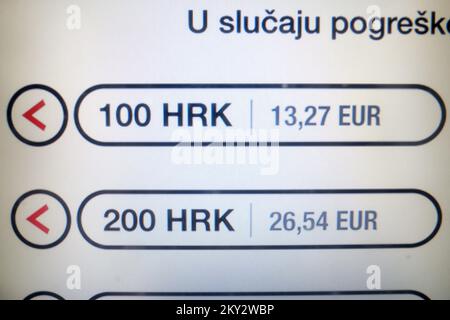 Mise à jour du logiciel sur les ATM montrant des kunas croates et des euros à Zagreb, Croatie, le 29. Juillet 2022. La Croatie adoptera intégralement la monnaie de l'euro sur l'1 janvier 2023. Banque D'Images