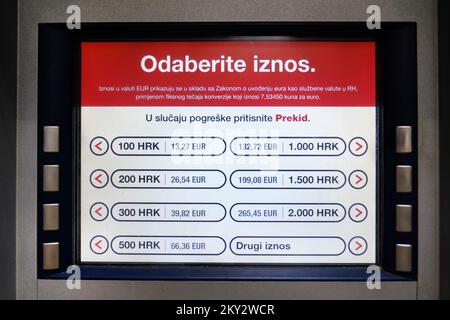 Mise à jour du logiciel sur les ATM montrant des kunas croates et des euros à Zagreb, Croatie, le 29. Juillet 2022. La Croatie adoptera intégralement la monnaie de l'euro sur l'1 janvier 2023. Banque D'Images