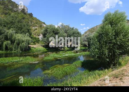 Faibles niveaux d'eau de la rivière Krka en raison de la sécheresse et de longues périodes sans pluie à Knin, en Croatie, le 4th août 2022. Photo: Hrvoje Jelavic/PIXSELL Banque D'Images