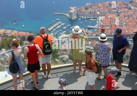 De nombreux touristes viennent en téléphérique à la colline de Srdj où ils apprécient une belle vue de Dubrovnik, Croatie sur 11 août 2022. Banque D'Images