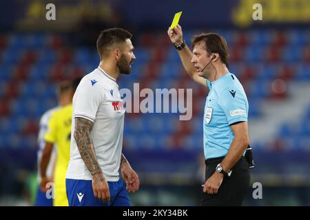 VALENCE, ESPAGNE - AOÛT 18: L'arbitre Aleksei Kulbakov de Biélorussie montrant la carte jaune à Marko Livaja de HNK Hajduk Split pendant le match de la première jambe de la Ligue des conférences de l'UEFA entre Villarreal CF et HNK Hajduk sur 18 août 2022 à Valence, Espagne. Photo: Omar Arnau/PIXSELL Banque D'Images