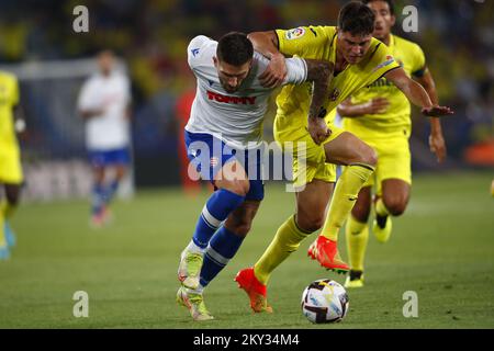 VALENCE, ESPAGNE - AOÛT 18 : Jorge Cuenca de Villarreal CF et Marko Livaja de HNK Hajduk Split en action pendant le match de la première jambe de la Ligue des conférences de l'UEFA entre Villarreal CF et HNK Hajduk sur 18 août 2022 à Valence, Espagne. Photo: Omar Arnau/PIXSELL Banque D'Images