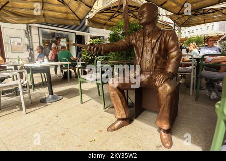 Statue d'Eduard Slavoljub Penkala un célèbre ingénieur et inventeur croate est considéré comme faisant partie du projet Sit&Meet à Zagreb, en Croatie, sur 20 août 2022. Photo: Lovro Domitrovic/PIXSELL Banque D'Images