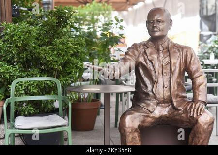 Statue d'Eduard Slavoljub Penkala un célèbre ingénieur et inventeur croate est considéré comme faisant partie du projet Sit&Meet à Zagreb, en Croatie, sur 20 août 2022. Photo: Neva Zganec/PIXSELL Banque D'Images