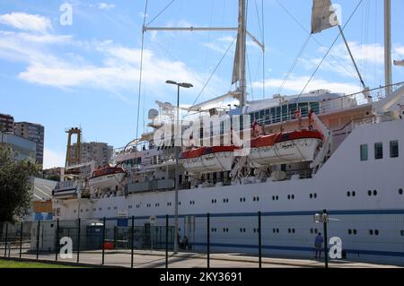 Le bateau à voile et le bateau de croisière 'Club Med 2' sont arrivés dans le port de Sibenik, à Sibenik, Croatie, le 21 août 2022.Club Med 2 est une goélette à voile à cinq mâts contrôlée par ordinateur, détenue et exploitée par le Club Med et exploitée comme bateau de croisière. Il combine la puissance de sept voiles commandées par ordinateur avec une alimentation diesel-électrique plus traditionnelle, avec quatre générateurs diesel qui alimentent deux moteurs électriques. Le Club Med 2 a été lancé en 1992 au Havre, en France. Le navire est l'un des plus grands bateaux de croisière à voile au monde, transportant jusqu'à 386 passagers avec un équipage de 214 personnes, photo: Dusko Jaramaz/PIXS Banque D'Images