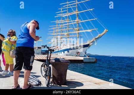 Royal Clipper est arrivé au port de Zadar, à Zadar, Croatie, le 21 août 2022. Inspiré par le grand navire Preussen, le Royal Clipper a la fierté d'être le plus grand et le seul voilier à cinq mâts à bord complet construit depuis le lancement de son prédécesseur au début du siècle dernier. Le navire Royal Clipper est un navire à passagers (croisière) construit en 2000 (22 ans) et naviguant actuellement sous le drapeau de Malte. Photo: Sime Zelic/PIXSELL Banque D'Images