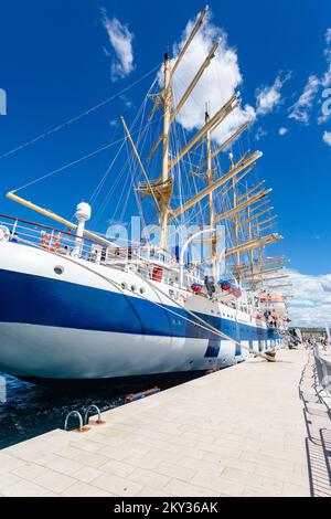 Royal Clipper est arrivé au port de Zadar, à Zadar, Croatie, le 21 août 2022. Inspiré par le grand navire Preussen, le Royal Clipper a la fierté d'être le plus grand et le seul voilier à cinq mâts à bord complet construit depuis le lancement de son prédécesseur au début du siècle dernier. Le navire Royal Clipper est un navire à passagers (croisière) construit en 2000 (22 ans) et naviguant actuellement sous le drapeau de Malte. Photo: Sime Zelic/PIXSELL Banque D'Images