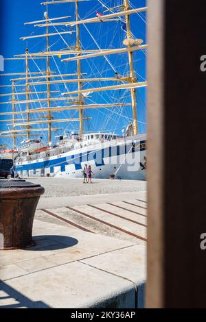 Royal Clipper est arrivé au port de Zadar, à Zadar, Croatie, le 21 août 2022. Inspiré par le grand navire Preussen, le Royal Clipper a la fierté d'être le plus grand et le seul voilier à cinq mâts à bord complet construit depuis le lancement de son prédécesseur au début du siècle dernier. Le navire Royal Clipper est un navire à passagers (croisière) construit en 2000 (22 ans) et naviguant actuellement sous le drapeau de Malte. Photo: Sime Zelic/PIXSELL Banque D'Images