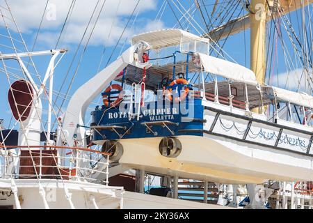 Royal Clipper est arrivé au port de Zadar, à Zadar, Croatie, le 21 août 2022. Inspiré par le grand navire Preussen, le Royal Clipper a la fierté d'être le plus grand et le seul voilier à cinq mâts à bord complet construit depuis le lancement de son prédécesseur au début du siècle dernier. Le navire Royal Clipper est un navire à passagers (croisière) construit en 2000 (22 ans) et naviguant actuellement sous le drapeau de Malte. Photo: Sime Zelic/PIXSELL Banque D'Images