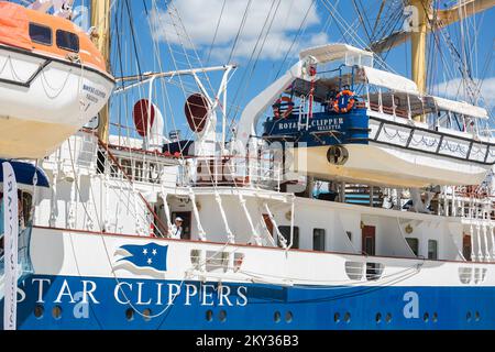 Royal Clipper est arrivé au port de Zadar, à Zadar, Croatie, le 21 août 2022. Inspiré par le grand navire Preussen, le Royal Clipper a la fierté d'être le plus grand et le seul voilier à cinq mâts à bord complet construit depuis le lancement de son prédécesseur au début du siècle dernier. Le navire Royal Clipper est un navire à passagers (croisière) construit en 2000 (22 ans) et naviguant actuellement sous le drapeau de Malte. Photo: Sime Zelic/PIXSELL Banque D'Images