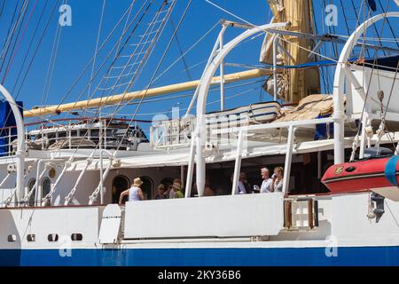 Royal Clipper est arrivé au port de Zadar, à Zadar, Croatie, le 21 août 2022. Inspiré par le grand navire Preussen, le Royal Clipper a la fierté d'être le plus grand et le seul voilier à cinq mâts à bord complet construit depuis le lancement de son prédécesseur au début du siècle dernier. Le navire Royal Clipper est un navire à passagers (croisière) construit en 2000 (22 ans) et naviguant actuellement sous le drapeau de Malte. Photo: Sime Zelic/PIXSELL Banque D'Images
