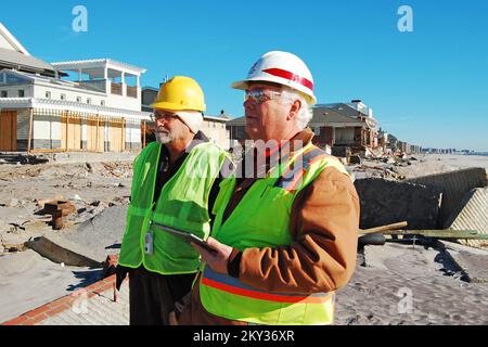 Belle Harboir, N.Y., 6 décembre 2012 inspecteurs de la FEMA et des États-Unis Le corps des ingénieurs de l'armée fait des évaluations préliminaires des dommages aux maisons de cette communauté de bord de mer de l'Atlantique qui ont été endommagées par l'ouragan Sandy. Un certain nombre de structures font face à la démolition en raison de l'étendue des dommages qu'elles ont subis. New York ouragan Sandy. Photographies relatives aux programmes, aux activités et aux fonctionnaires de gestion des catastrophes et des situations d'urgence Banque D'Images