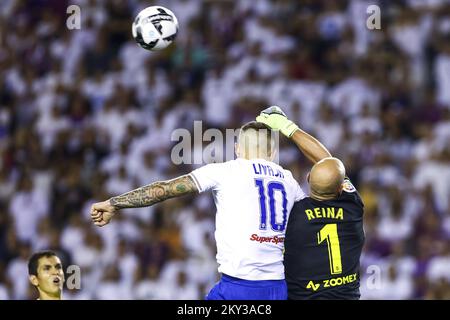 Marko Livaja de Hajduk et le gardien de but de Villarreal Pepe Reina en action lors de l'UEFA Europa Conference League Jouez-off deuxième match de jambe entre Hajduk Split et Villarreal CF au stade Poljud sur 25 août 2022 à Split, Croatie. Photo: Miroslav Lelas/PIXSELL Banque D'Images