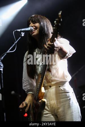 Paz Lenchantin de Pixies se produit lors d'un concert à Zagreb, en Croatie, sur 27 août 2022. Photo: Zeljko Hladika/PIXSELL Banque D'Images