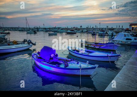 Le batane et la mer sont transformés dans une galerie unique d'installations d'art mobile, programme pour les enfants et spectacle de lumière lors de l'événement 'Rhapsody in Blue' dédié à la mer d'azur à Fazana, Croatie sur 28. Août 2022. Photo: Srecko Niketic/PIXSELL Banque D'Images