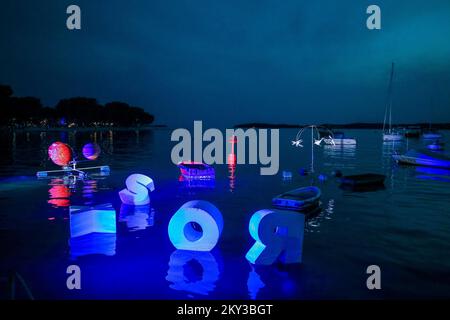 Le batane et la mer sont transformés dans une galerie unique d'installations d'art mobile, programme pour les enfants et spectacle de lumière lors de l'événement 'Rhapsody in Blue' dédié à la mer d'azur à Fazana, Croatie sur 28. Août 2022. Photo: Srecko Niketic/PIXSELL Banque D'Images