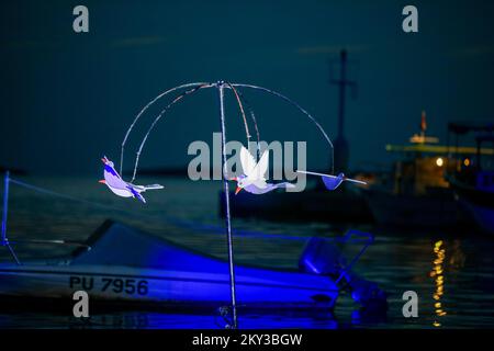 Le batane et la mer sont transformés dans une galerie unique d'installations d'art mobile, programme pour les enfants et spectacle de lumière lors de l'événement 'Rhapsody in Blue' dédié à la mer d'azur à Fazana, Croatie sur 28. Août 2022. Photo: Srecko Niketic/PIXSELL Banque D'Images