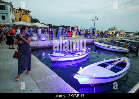 Le batane et la mer sont transformés dans une galerie unique d'installations d'art mobile, programme pour les enfants et spectacle de lumière lors de l'événement 'Rhapsody in Blue' dédié à la mer d'azur à Fazana, Croatie sur 28. Août 2022. Photo: Srecko Niketic/PIXSELL Banque D'Images