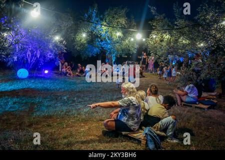 Le batane et la mer sont transformés dans une galerie unique d'installations d'art mobile, programme pour les enfants et spectacle de lumière lors de l'événement 'Rhapsody in Blue' dédié à la mer d'azur à Fazana, Croatie sur 28. Août 2022. Photo: Srecko Niketic/PIXSELL Banque D'Images