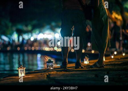 Le batane et la mer sont transformés dans une galerie unique d'installations d'art mobile, programme pour les enfants et spectacle de lumière lors de l'événement 'Rhapsody in Blue' dédié à la mer d'azur à Fazana, Croatie sur 28. Août 2022. Photo: Srecko Niketic/PIXSELL Banque D'Images