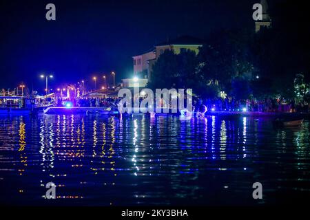 Le batane et la mer sont transformés dans une galerie unique d'installations d'art mobile, programme pour les enfants et spectacle de lumière lors de l'événement 'Rhapsody in Blue' dédié à la mer d'azur à Fazana, Croatie sur 28. Août 2022. Photo: Srecko Niketic/PIXSELL Banque D'Images