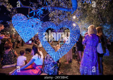 Le batane et la mer sont transformés dans une galerie unique d'installations d'art mobile, programme pour les enfants et spectacle de lumière lors de l'événement 'Rhapsody in Blue' dédié à la mer d'azur à Fazana, Croatie sur 28. Août 2022. Photo: Srecko Niketic/PIXSELL Banque D'Images