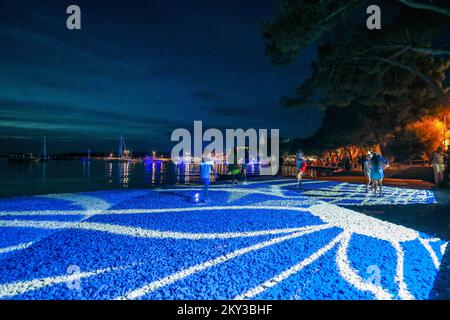 Le batane et la mer sont transformés dans une galerie unique d'installations d'art mobile, programme pour les enfants et spectacle de lumière lors de l'événement 'Rhapsody in Blue' dédié à la mer d'azur à Fazana, Croatie sur 28. Août 2022. Photo: Srecko Niketic/PIXSELL Banque D'Images