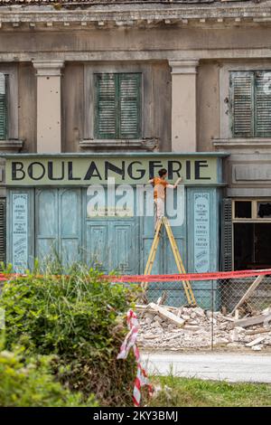 L'hôtel Grand, une ruine de la guerre de Homeland en 1991, représentera les ruines de la Seconde Guerre mondiale dans un nouveau film. Tout est en préparation lente pour le tournage et bien que peu de détails aient été révélés, ce qui est connu est que les ruines seront l'un des endroits où le tournage aura lieu dans la deuxième moitié du mois de septembre. Le film portera sur le légendaire photographe du magazine Vogue, Lee Miller, Qui sera joué par Kate Winslet (46). Le film est également mis en vedette Jude Law (49) et Marion Cotillard (46), à Dubrovnik, Croatie, le 29 août. 2022. Photo: Grgo Jelavic/PIXSELL Banque D'Images