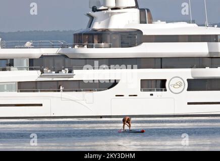 Le Superyacht Lady S est photographié ancré dans la baie près de Sibenik, en Croatie, sur 28 août 2022. Ce yacht de luxe de 192 millions de dollars appartient au milliardaire américain et à l'équipe NFL Washington Redskins propriétaire Dan Snyder. Livré en 2019, le superyacht Lady S a été construit aux pays-Bas par Feadship. Il mesure 93 mètres de longueur, large 14. Yacht propose un hébergement pour 12 personnes dans 7 cabines. Il a un intérieur conçu par le designer britannique Raymond Langton Design. En plus du bar extérieur, jacuzzi et salon de jour, la terrasse dispose également d'un héliport, balcon, ascenseur, barbecue, piscine et Banque D'Images