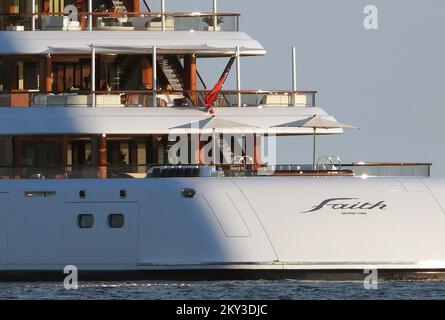 Le yacht de luxe foi voile la mer Adriatique peut être vu à Sibenik, Croatie sur 23 août 2022. Le yacht fait 96,6 mètres de long et est l'un des 60 plus grands yachts du monde. Le yacht vaut presque 20 millions de dollars. Sept jours de location de yacht coûte environ 1,5 millions de dollars. Le propriétaire du yacht est Lawrence Stroll, co-propriétaire d'Aston Martin en Formule 1. Le yacht Faith a une capacité de 12 personnes dans 7 cabines, tandis que le nombre de membres d'équipage est de 31. Beyonce et Jay-Z ont navigué sur ce yacht cet été. Photo: Sanjin Strukic/PIXSELL Banque D'Images