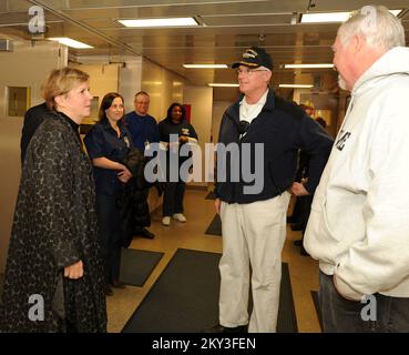 New York, N.Y., le 13 décembre 2012 Ministère de la sécurité intérieure, sous-secrétaire Lute, à gauche, parle avec le personnel du navire à bord des États-Unis Navire de formation Kennedy. Le navire a servi de lieu d'hébergement pour les équipes qui ont été déployées par divers organismes fédéraux pour aider à la réaction à l'ouragan Sandy. New York, NY, 13 décembre 2012--le secrétaire adjoint du département de la sécurité intérieure, Lute, à gauche, s'entretient avec le personnel du navire à bord du navire de formation américain Kennedy. Le navire a servi de lieu d'hébergement pour les équipes qui ont été déployées par divers organismes fédéraux pour aider à répondre à Hurrica Banque D'Images