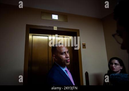 Le président du caucus démocrate de la Chambre des représentants des États-Unis, Hakeem Jeffries (démocrate de New York), s'entretient avec les reporters lorsqu'il quitte une conférence de presse par la direction démocrate de la Chambre des représentants du Congrès en 118th, au Capitole des États-Unis à Washington, DC, mercredi, 30 novembre 2022. Le représentant Jeffries a été élu à la Chambre des représentants démocrate et deviendra, dans la nouvelle année, le premier Afro-américain à diriger un parti politique majeur au Congrès. Crédit : Rod Lamkey/CNP/MediaPunch Banque D'Images