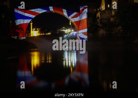 La photo prise sur 09 septembre 2022 montre le vieux pont de Mostar peint dans les couleurs du Royaume-Uni en l'honneur de la reine Élisabeth II À Mostar, Croatie. Photo: Denis Kapetanovic/PIXSELL Banque D'Images