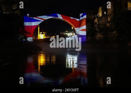 La photo prise sur 09 septembre 2022 montre le vieux pont de Mostar peint dans les couleurs du Royaume-Uni en l'honneur de la reine Élisabeth II À Mostar, Croatie. Photo: Denis Kapetanovic/PIXSELL Banque D'Images