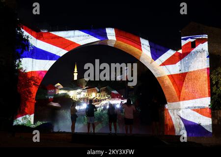 La photo prise sur 09 septembre 2022 montre le vieux pont de Mostar peint dans les couleurs du Royaume-Uni en l'honneur de la reine Élisabeth II À Mostar, Croatie. Photo: Denis Kapetanovic/PIXSELL Banque D'Images