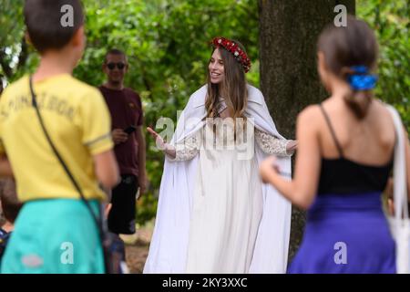 Perunfest, le Festival des histoires et du folklore a eu lieu dans le manoir de Modic-Bedekovic à Donja Lomnica. Cette année, le thème du Perunfest est des histoires du patrimoine culturel immatériel croate sur de petites créatures invisibles connues sous différents noms: Nevidenceki, nevicincici, posveckari et langolijeri similaires des régions du nord, et macici, malici et tintilini des régions côtières et des îles croates. À Donja Lomnica, Croatie, sur 10 septembre 2022. Photo: Davor Puklavec/PIXSELL Banque D'Images