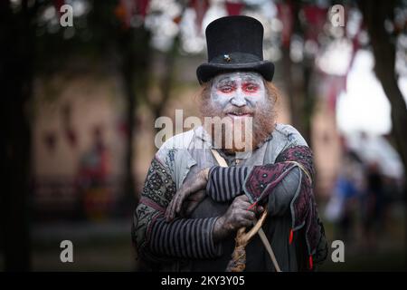 Perunfest, le Festival des histoires et du folklore a eu lieu dans le manoir de Modic-Bedekovic à Donja Lomnica. Cette année, le thème du Perunfest est des histoires du patrimoine culturel immatériel croate sur de petites créatures invisibles connues sous différents noms: Nevidenceki, nevicincici, posveckari et langolijeri similaires des régions du nord, et macici, malici et tintilini des régions côtières et des îles croates. À Donja Lomnica, Croatie, sur 10 septembre 2022. Photo: Davor Puklavec/PIXSELL Banque D'Images