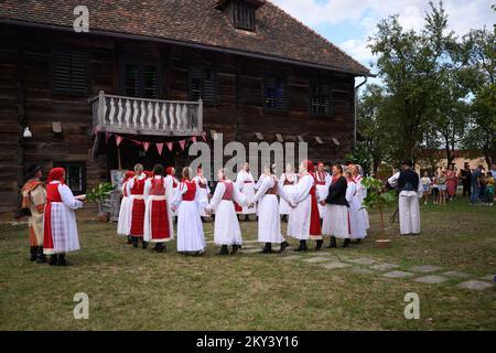 Perunfest, le Festival des histoires et du folklore a eu lieu dans le manoir de Modic-Bedekovic à Donja Lomnica. Cette année, le thème du Perunfest est des histoires du patrimoine culturel immatériel croate sur de petites créatures invisibles connues sous différents noms: Nevidenceki, nevicincici, posveckari et langolijeri similaires des régions du nord, et macici, malici et tintilini des régions côtières et des îles croates. À Donja Lomnica, Croatie, sur 10 septembre 2022. Photo: Davor Puklavec/PIXSELL Banque D'Images