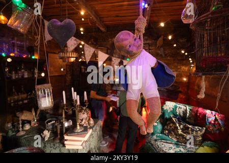 Perunfest, le Festival des histoires et du folklore a eu lieu dans le manoir de Modic-Bedekovic à Donja Lomnica. Cette année, le thème du Perunfest est des histoires du patrimoine culturel immatériel croate sur de petites créatures invisibles connues sous différents noms: Nevidenceki, nevicincici, posveckari et langolijeri similaires des régions du nord, et macici, malici et tintilini des régions côtières et des îles croates. À Donja Lomnica, Croatie, sur 10 septembre 2022. Photo: Davor Puklavec/PIXSELL Banque D'Images