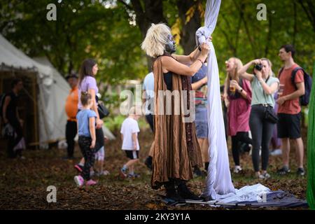 Perunfest, le Festival des histoires et du folklore a eu lieu dans le manoir de Modic-Bedekovic à Donja Lomnica. Cette année, le thème du Perunfest est des histoires du patrimoine culturel immatériel croate sur de petites créatures invisibles connues sous différents noms: Nevidenceki, nevicincici, posveckari et langolijeri similaires des régions du nord, et macici, malici et tintilini des régions côtières et des îles croates. À Donja Lomnica, Croatie, sur 10 septembre 2022. Photo: Davor Puklavec/PIXSELL Banque D'Images