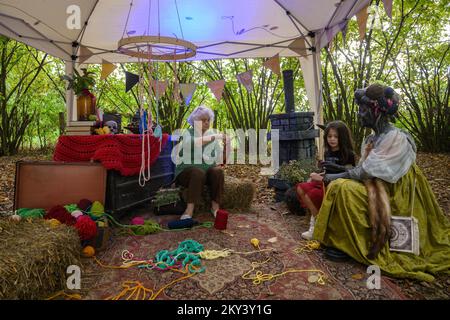 Perunfest, le Festival des histoires et du folklore a eu lieu dans le manoir de Modic-Bedekovic à Donja Lomnica. Cette année, le thème du Perunfest est des histoires du patrimoine culturel immatériel croate sur de petites créatures invisibles connues sous différents noms: Nevidenceki, nevicincici, posveckari et langolijeri similaires des régions du nord, et macici, malici et tintilini des régions côtières et des îles croates. À Donja Lomnica, Croatie, sur 10 septembre 2022. Photo: Davor Puklavec/PIXSELL Banque D'Images