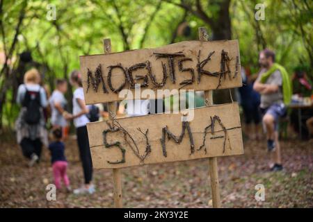 Perunfest, le Festival des histoires et du folklore a eu lieu dans le manoir de Modic-Bedekovic à Donja Lomnica. Cette année, le thème du Perunfest est des histoires du patrimoine culturel immatériel croate sur de petites créatures invisibles connues sous différents noms: Nevidenceki, nevicincici, posveckari et langolijeri similaires des régions du nord, et macici, malici et tintilini des régions côtières et des îles croates. À Donja Lomnica, Croatie, sur 10 septembre 2022. Photo: Davor Puklavec/PIXSELL Banque D'Images