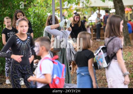 Perunfest, le Festival des histoires et du folklore a eu lieu dans le manoir de Modic-Bedekovic à Donja Lomnica. Cette année, le thème du Perunfest est des histoires du patrimoine culturel immatériel croate sur de petites créatures invisibles connues sous différents noms: Nevidenceki, nevicincici, posveckari et langolijeri similaires des régions du nord, et macici, malici et tintilini des régions côtières et des îles croates. À Donja Lomnica, Croatie, sur 10 septembre 2022. Photo: Davor Puklavec/PIXSELL Banque D'Images