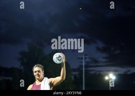 ZAGREB, CROATIE - SEPTEMBRE 11 : Sandra Perkovic, de Croatie, participe à la course Discus de la femme lors du circuit continental d'athlétisme mondial Or 2022 - 72nd Mémorial Boris Hanzekovic au stade Mladost sur 11 septembre 2022 à Zagreb, Croatie. Photo par Igor Kralj/Pixsell Banque D'Images