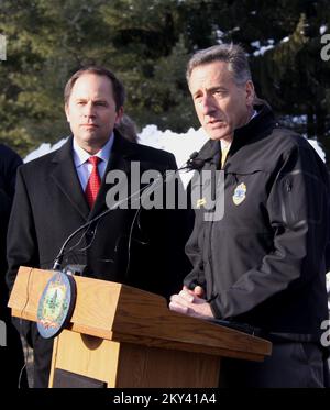 Berlin, Vt., le 8 janvier 2013 le gouverneur Peter Shumlin, à droite, et l'agent de coordination fédéral Mark Landry, participent à une conférence de presse et à une cérémonie d'inauguration pour le Centre de soins psychiatriques de Green Mountain. Le programme d'aide publique permet à la FEMA, à la suite d'une déclaration présidentielle sur les catastrophes, de fournir une aide financière fédérale pour la réparation, le remplacement ou la restauration d'installations publiques endommagées par des catastrophes et des installations de certaines organisations privées à but non lucratif. Tempête tropicale du Vermont Irene. Photographies relatives aux programmes de gestion des catastrophes et des situations d'urgence, Activiti Banque D'Images