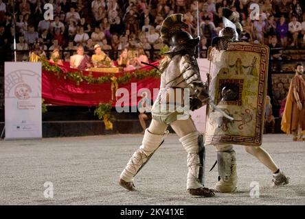 Les membres de Spectacula Gladiatoria, une association de deux fois lauréats mondiaux en gladiateurs, se battent dans l'amphithéâtre historique à l'occasion du 120th anniversaire de l'existence du Musée archéologique d'Istrie à Pula, en Croatie, sur 13 septembre 2022. Photo: Srecko Niketic/PIXSELL Banque D'Images