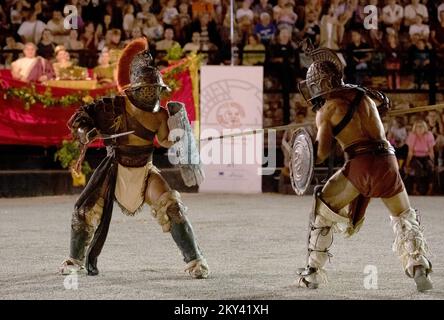 Les membres de Spectacula Gladiatoria, une association de deux fois lauréats mondiaux en gladiateurs, se battent dans l'amphithéâtre historique à l'occasion du 120th anniversaire de l'existence du Musée archéologique d'Istrie à Pula, en Croatie, sur 13 septembre 2022. Photo: Srecko Niketic/PIXSELL Banque D'Images