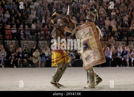 Les membres de Spectacula Gladiatoria, une association de deux fois lauréats mondiaux en gladiateurs, se battent dans l'amphithéâtre historique à l'occasion du 120th anniversaire de l'existence du Musée archéologique d'Istrie à Pula, en Croatie, sur 13 septembre 2022. Photo: Srecko Niketic/PIXSELL Banque D'Images