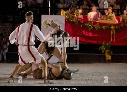 Les membres de Spectacula Gladiatoria, une association de deux fois lauréats mondiaux en gladiateurs, se battent dans l'amphithéâtre historique à l'occasion du 120th anniversaire de l'existence du Musée archéologique d'Istrie à Pula, en Croatie, sur 13 septembre 2022. Photo: Srecko Niketic/PIXSELL Banque D'Images